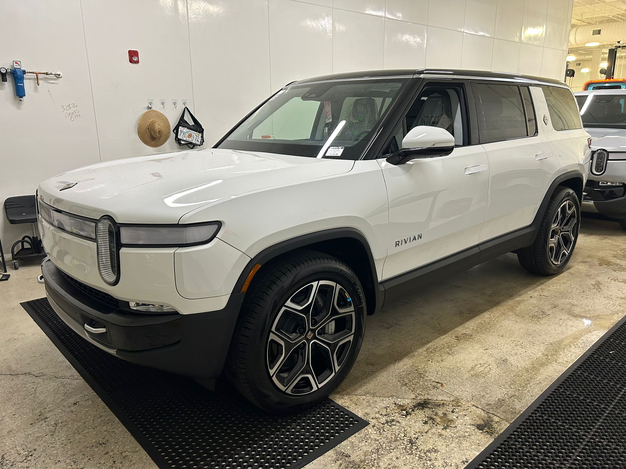 
								2024 RIVIAN R1S, Dual, Max, Adventure full									