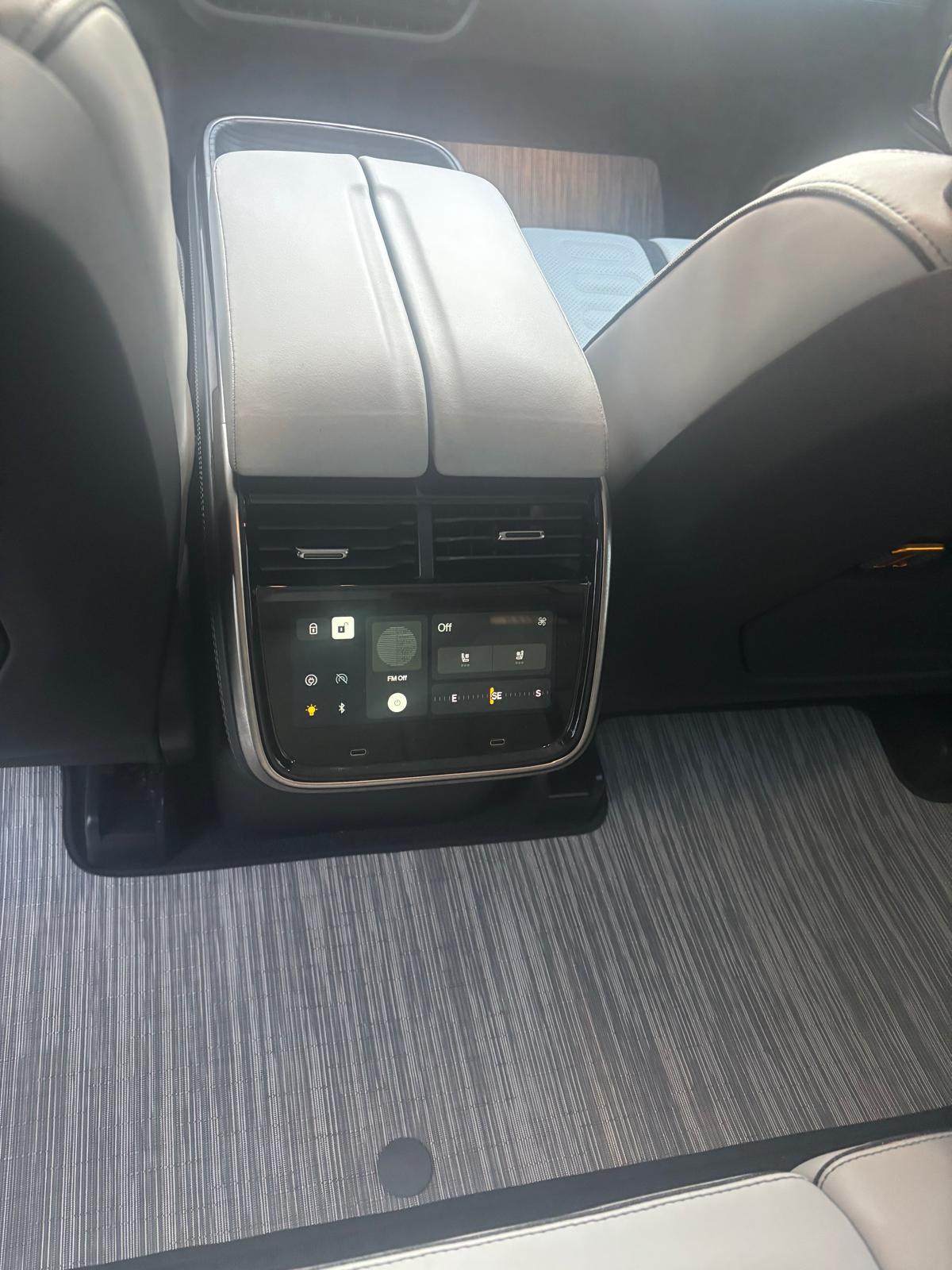 
								2023 RIVIAN R1S Quad, Large pack full									