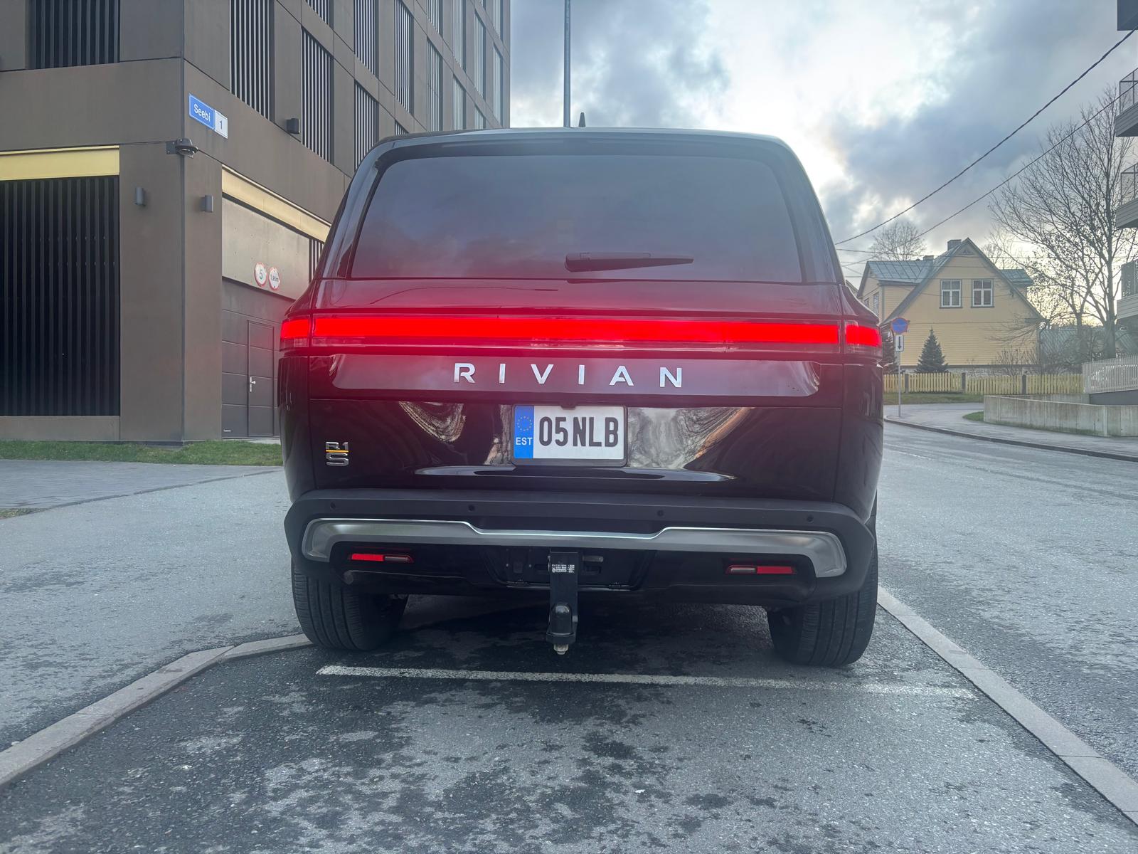 
								2023 RIVIAN R1S Quad, Large pack full									