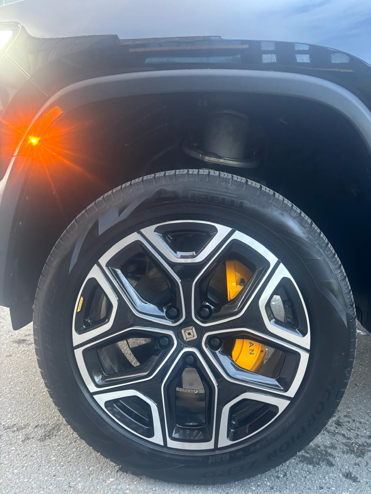 
								2023 RIVIAN R1S Quad, Large pack full									