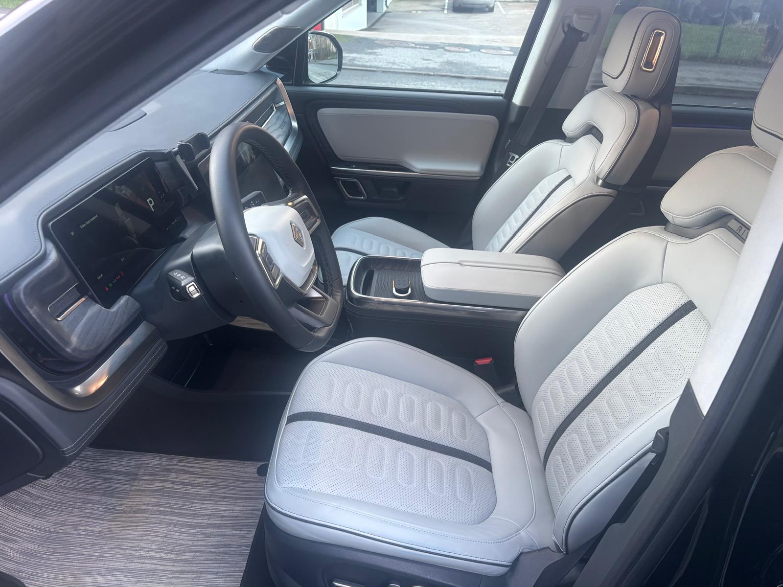 
								2023 RIVIAN R1S Quad, Large pack full									