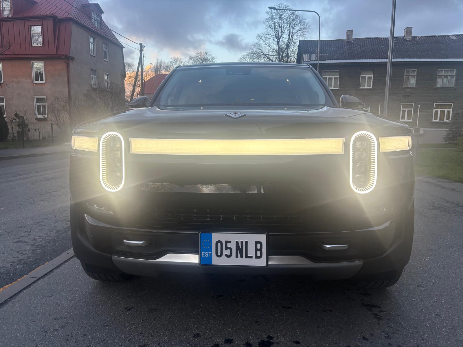 
								2023 RIVIAN R1S Quad, Large pack full									
