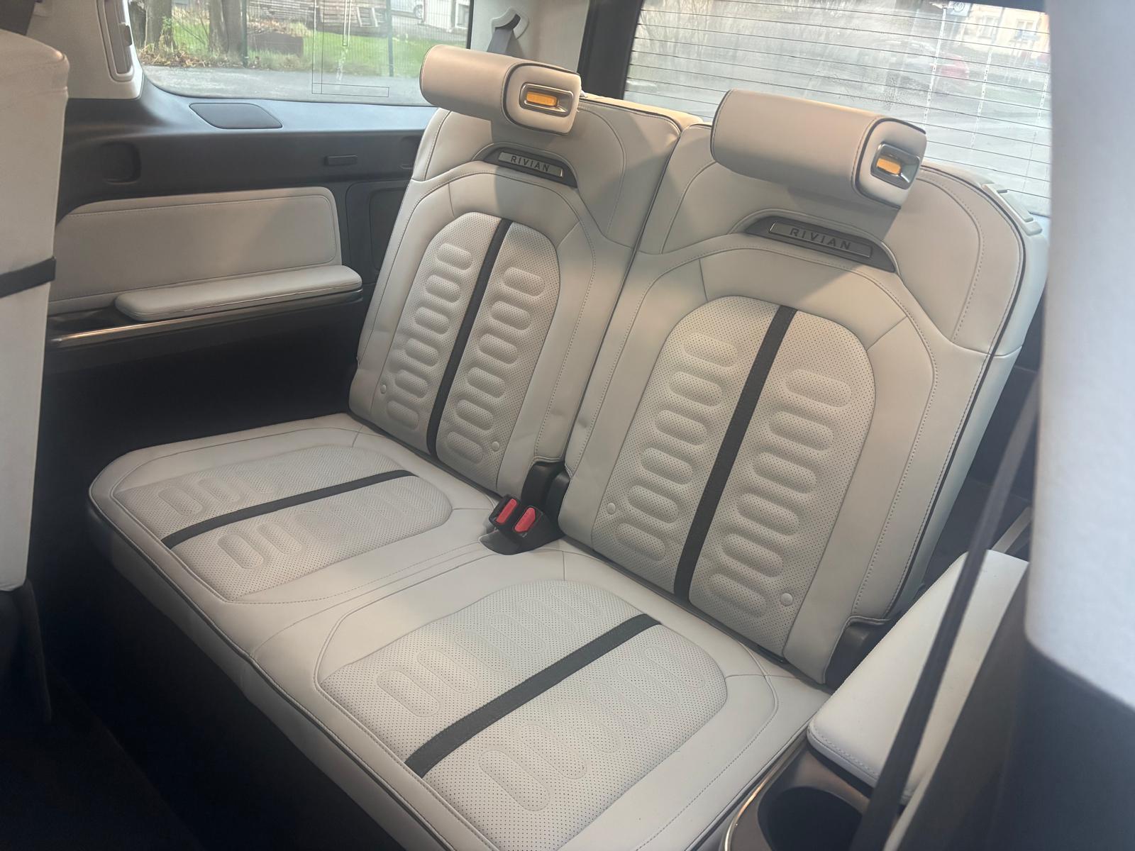 
								2023 RIVIAN R1S Quad, Large pack full									