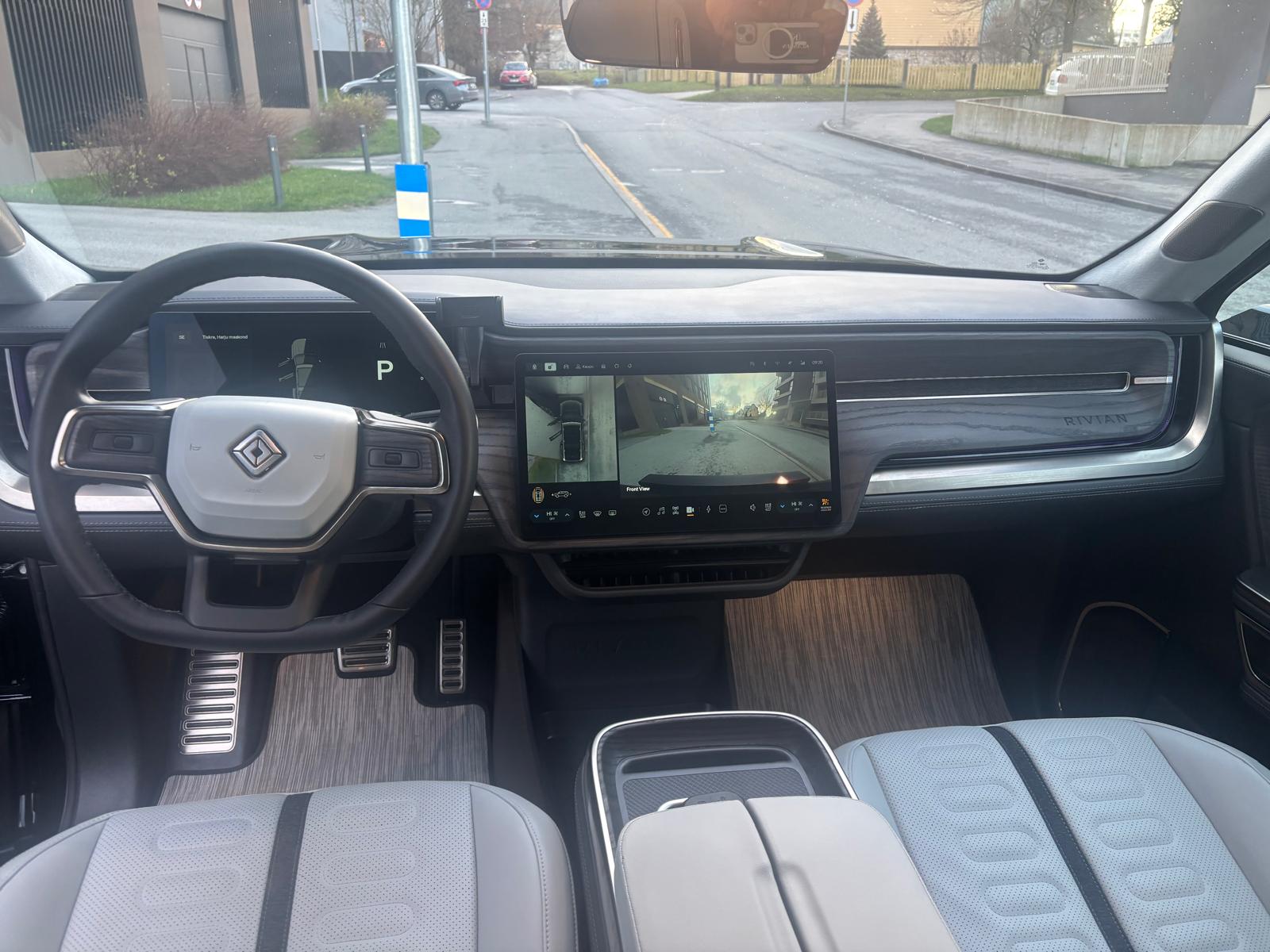 
								2023 RIVIAN R1S Quad, Large pack full									